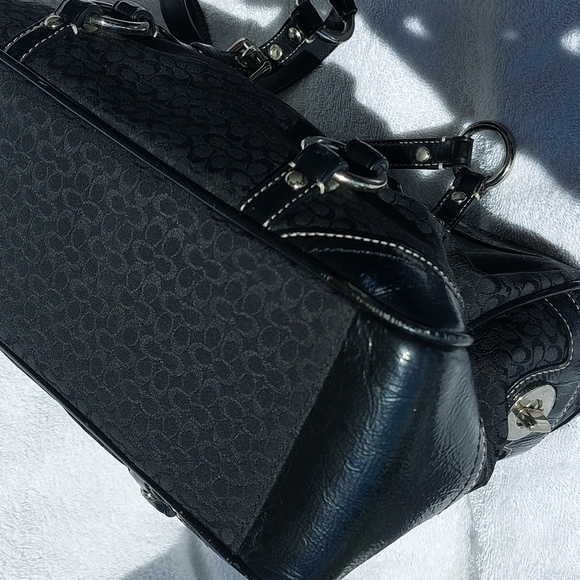 COACH black shoulder bag, zip top, multiple pockets. - Picture 11 of 14